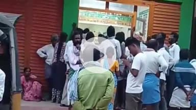 నాంపల్లి: మండల కేంద్రంలోని ఆగ్రోస్ సేవా కేంద్రం, మన గ్రోమోర్ వద్ద యూరియా కోసం సాయంత్రం వరకు నిరీక్షించిన రైతులు