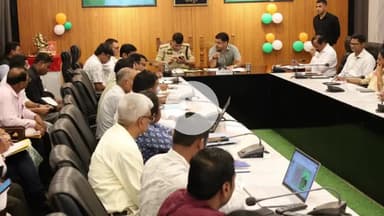 रामपुर: मंगलवार को कलेक्ट्रेट सभागार में डीएम और एसपी की उपस्थिति में स्वच्छता एवं संचारी रोग नियंत्रण की बैठक का आयोजन किया गया