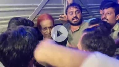 रामपुर: समाजवादी पार्टी के नेता आज़म खान ने रात में गेट के मुख्य द्वार पर आकर लोगों का अभिवादन किया