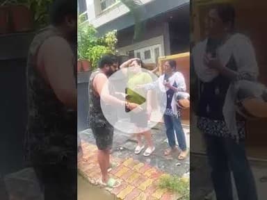 sadak kisi ke baap ki h kya?? Is this right or wrong #animalrights #animalfeedig  #love #dogsofindia