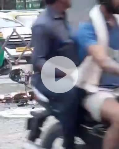 कानपुर: स्वरूप नगर के राजीव पेट्रोल पंप के पास पल्सर बाइक में लगी आग, बाइक सवार ने कूदकर बचाई जान