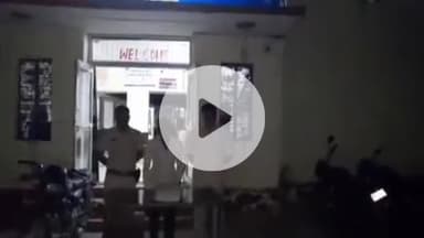 पीपलदा: अयाना पुलिस ने गश्त के दौरान इटावा रोड पर 1 किलो 84 ग्राम गांजा के साथ एक अभियुक्त को किया गिरफ्तार, पूछताछ जारी