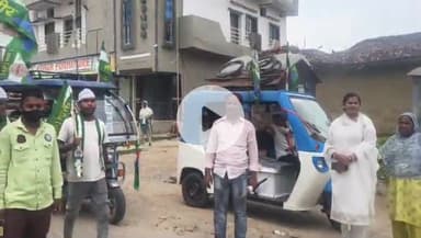 रफीगंज: रफीगंज में एनडीए कार्यकर्ता सम्मेलन में गाजे-बाजे और घोड़े पर सवार होकर अपने समर्थकों के साथ शामिल हुए मो ख्वाजा अतिक