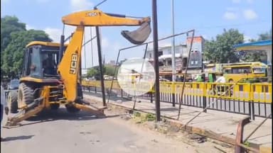 झालरापाटन: झालावाड़ नगर परिषद ने शहर में विभिन्न स्थानों पर लगे अवैध होर्डिंग्स और अस्थाई अतिक्रमणों को हटाने की कार्रवाई की