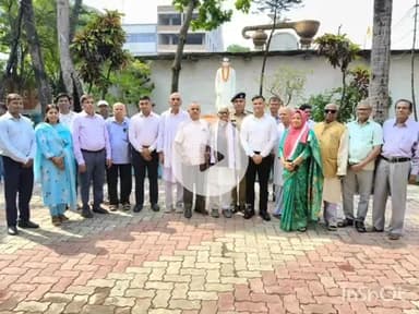 बेगूसराय: दिनकर भवन में राष्ट्रकवि रामधारी सिंह दिनकर की जयंती पर डीएम-एसपी ने उनकी प्रतिमा पर किया माल्यार्पण