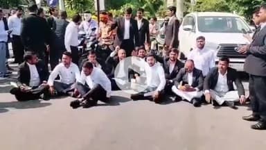 ग्वालियर गिर्द: वाराणसी में वकीलों पर मुकदमा, ग्वालियर में जिला कोर्ट के बाहर वकीलों का चक्का जाम