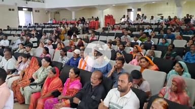 खंडवा नगर: शहरी आवास योजना के तहत हितग्राहियों को चाबी दी गई, गौरी कुंज सभागार में महापौर व विधायक रहे मौजूद