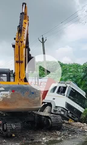 रातू: रातू में हादसा: कुत्ते को बचाने में खाई में गिरा ट्रक, टला बड़ा हादसा