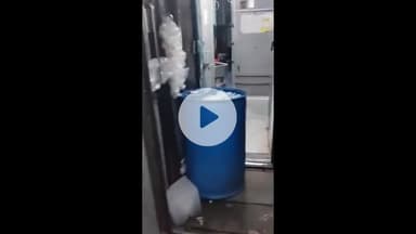 झांसी: UP संपर्क क्रांति एक्सप्रेस में रेलयात्री को बेचा अनाधिकृत पानी, वीडियो वायरल होने पर झांसी में IRCTC ने दर्ज की शिकायत