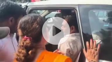 कानपुर: मोतीझील के सामने दो बाइक सवारों की भिड़ंत, एक गंभीर रूप से घायल, महापौर ने अपनी गाड़ी से पहुंचाया अस्पताल