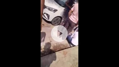 झांसी: सीता होटल के सामने कार टैक्सी चालकों का जुआ खेलते वीडियो हुआ वायरल