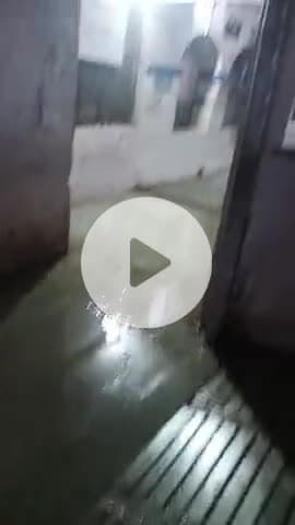 धार के जिला अस्पताल में पानी भरा अव्यवस्थाओं का आलम मरिज हो रहे हैं परेशान डॉक्टर भी गायब आइए आपको दिखाते हैं भोज हॉस्पि