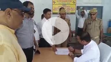 ज्ञानपुर: जिला निर्वाचन अधिकारी ने राजनीतिक दलों के पदाधिकारियों के साथ स्ट्रांग रूम का किया निरीक्षण