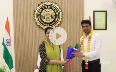 झाबुआ: कलेक्टर ने डीएसपी पद पर चयनित विकेश मचार को सम्मानित किया, दी शुभकामनाएं