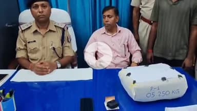 कोडरमा: आसनसोल वाराणसी एक्सप्रेस में रेलवे सुरक्षा बल कोडरमा ने एक युवक को 5.15 किलो गांजे के साथ किया गिरफ्तार