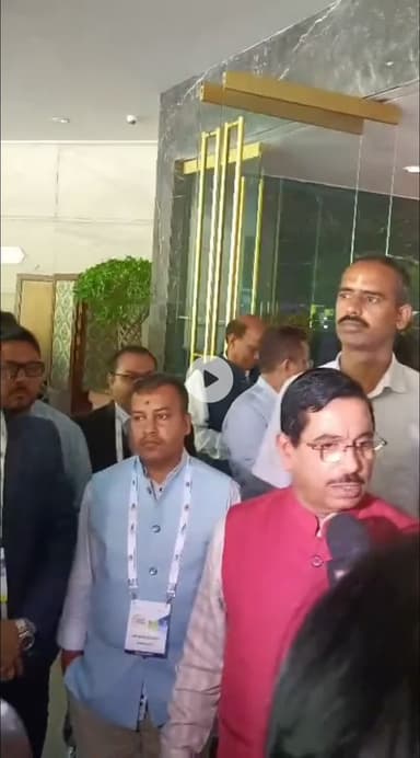 केंद्रीय मंत्री प्रहलाद जोशी जी...से मुलाक़ात मिस्टी हेल्पिंग फाउंडेशन के ट्रस्टी