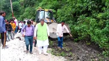 देहरादून: मसूरी के आपदा प्रभावित क्षेत्रों में पहुंचे कैबिनेट मंत्री गणेश जोशी, प्रभावितों को राहत सामग्री वितरित की