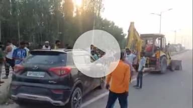 सिराथू: गुलामीपुर में सड़क पर चल रही कार के चालक को आई नींद, सड़क किनारे खड़े कंटेनर में भिड़ी कार, परिवार बाल-बाल बचा