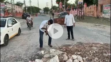 चूरू: सालासर मेले से पहले युथ कांग्रेस कार्यकर्ताओं ने रतननगर में अपने खर्चे और श्रमदान से जर्जर सड़क को सुधारा