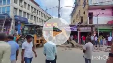कहरा: डीबी रोड मुख्य बाजार में जिला प्रशासन का बुलडोजर, ROB निर्माण के लिए सरकारी जमीन अतिक्रमण मुक्त