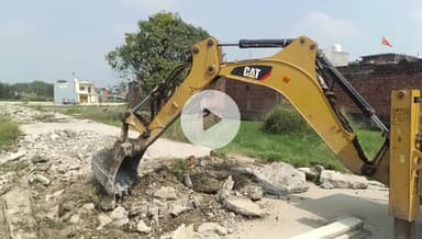 रामपुर: प्रानपुर के पास अवैध तरीके से प्लाटिंग करके बनाई गई सड़क को रामपुर प्राधिकरण ने जेसीबी की मदद से ध्वस्त किया