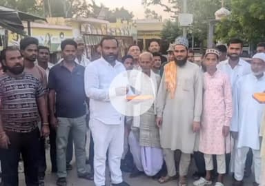 बिल्हौर: ककवन में नेता की रिहाई पर सपा कार्यकर्ताओं ने मनाया जश्न