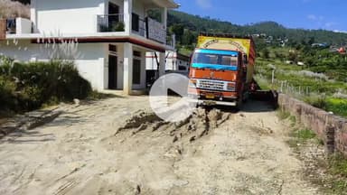 कांडा: गैस गोदाम भवन कांडा का आंगन दलदल में तब्दील, लगातार फंस रहे वाहन, संवेदनशील मामले में शासन-प्रशासन मौन