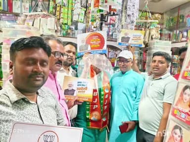 खेरागढ़: GST घटने पर व्यापारियों को भाजपा कार्यकर्ताओं ने दी जानकारी