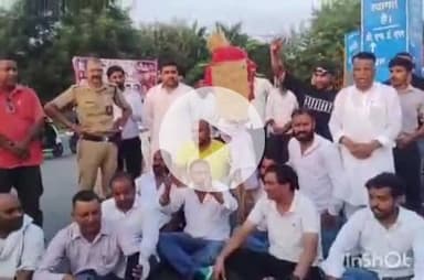 हरिद्वार: UKSSSC परीक्षा में पेपर लीक का आरोप, कांग्रेसियों ने शिवालिक नगर चौक पर राज्य सरकार का पुतला फूंका