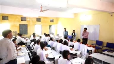 नीमच नगर: नीमच कलेक्टर ने मनासा के महागढ़ स्कूल में छात्रों को गणित पढ़ाया, छात्रों के बीच बैठकर सवाल हल करवाए