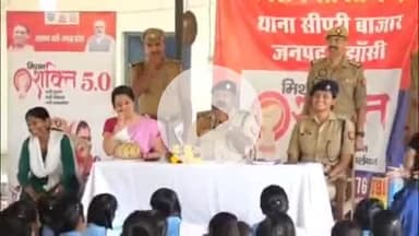 झांसी: मिशन शक्ति अभियान के तहत आर्य कन्या और सूरज प्रसाद बालिका इंटर कॉलेज में कार्यक्रम में SSP ने लिया हिस्सा