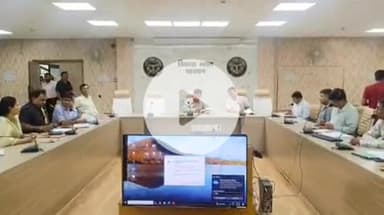 बहराइच: विकास भवन सभागार में सीडीओ ने अधिकारियों के साथ बैठक कर आईजीआरएस संदर्भों के गुणवत्तापरक निस्तारण के दिए निर्देश