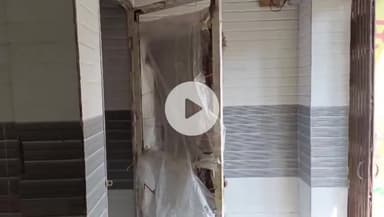 खंडवा नगर: खंडवा नगर निगम का कारनामा: टूटा शौचालय गेट, पन्नी बांधकर चला रहे हैं काम