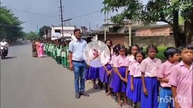 पतरातू: मेन रोड पतरातु में मध्य विद्यालय लबगा के छात्रों और शिक्षकों ने निकाली स्वच्छता रैली