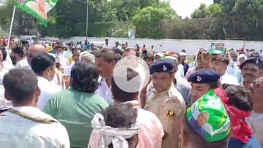 सासाराम: सासाराम में CM के खास पूर्व IAS अफसर दिनेश राय और पूर्व विधायक वशिष्ठ सिंह के समर्थकों के बीच हुई बकझक एवं धक्का-मुक्की