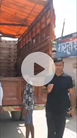 लालपुर मे पुलिस ने घेराबंदी कर एक माल वाहक ट्रक पर लोड 244 कार्टून शराब किया बरामद,एसडीपीओ विनिता सिन्हा ने दी जानकारी