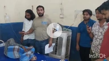 नवादा: रेलवे ब्रिज के नीचे मोगलाकर के पास गिरे एक बुजुर्ग को नौजवान युवकों ने अस्पताल में कराया भर्ती