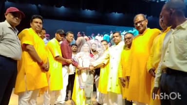 मेदिनीनगर (डालटनगंज): मेदिनीनगर में अग्रवाल समाज द्वारा सम्मान समारोह सह डांडिया नाइट का आयोजन