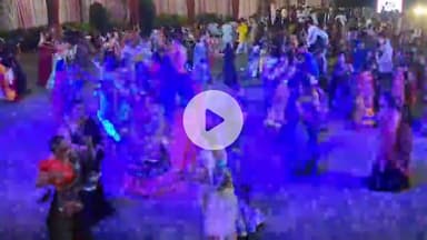 झांसी: मधुर मिलन वाटिका में डांडिया नाइट में पहचान पत्र के बिना युवक के घुसने पर हंगामा, आयोजक को थाने में बैठाया गया