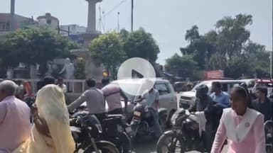 धनौरा: गजरौला शहर में कार और बाइक की भिड़ंत, चालकों के बीच हुई नोकझोंक व मारपीट