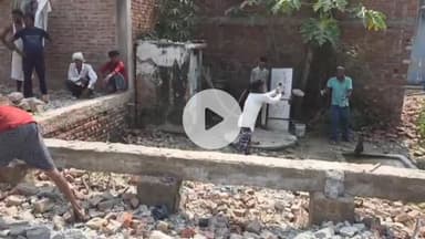 निघासन में अपने हाथों से मकान तोड़ रहे कटान पीड़ित, पलायन को मजबूर, सरकार बेखबर