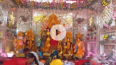 उतरौला: नवरात्रि के दूसरे दिन, माँ दुर्गा की ब्रह्मचारिणी स्वरूप की पूजा पंडालों में उमड़ी भक्तों की भीड़