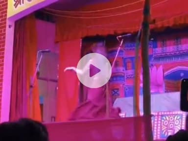 नौगावां सादात: नौगांवा क्षेत्र में चल रही रामलीला में मंच पर अश्लील डांस, वीडियो हुआ वायरल