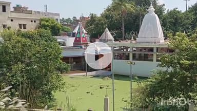 मुंगेर: गंगा का जल स्तर घटने के बाद भी चंडिका स्थान में बाढ़ का पानी, मंदिर में हो रही है पूजा-पाठ