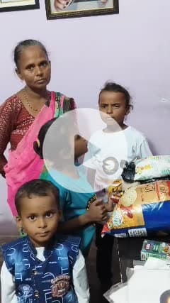 भूखे बच्चों  राशन, कपड़े, जूते- चप्पल पाकर चेहरे के खिल उठे ....मानवता नर्सरी की संचालिका श्रीमती रश्मि देवी ने मानवता परोपकार सेवा के हाथ बढ़ाया...