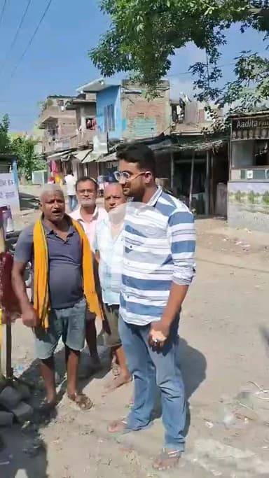 पारु चौक पे बहुत दिनों से सड़क जर्जर और तालाब का रूप धारण कर लिए है यहाँ कइयों बार गाड़ी दुर्घटना हो चुकी है। यहाँ के BDO और जनप्रतिनिधियों को इससे अवगत कराएं है लेकिन इस पर ध्यान नही है पारु की जनता बहुत आक्रोशित है। हम आशा करते है काम होगा!