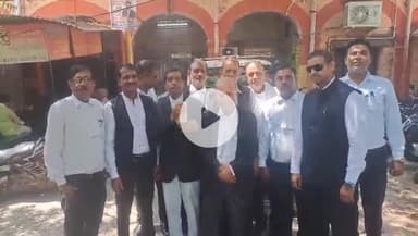 झांसी: अध्यक्ष पद के उम्मीदवार एड राजेश श्रीवास्तव ने कचहरी में पत्रकार वार्ता कर कहा- जूनियर अधिवक्ताओं का शोषण नहीं होने दूंगा