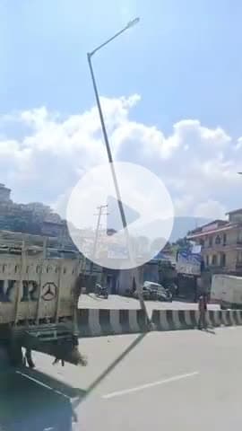 सोलन: सोलन बाईपास पर हादसे को न्यौता देता बिजली का खंभा