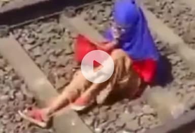 बिल्हौर: बिल्हौर की किदवई नगर की महिला पति से नाराज होकर रेलवे ट्रैक पर बैठी, जीआरपी ने समझा कर हटाया