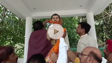 रामपुर: पूर्व केंद्रीय मंत्री मुख्तार अब्बास नकवी ने पंडित दीनदयाल उपाध्याय की प्रतिमा पर फूल-माला चढ़ाकर पीएम मोदी की तारीफ की